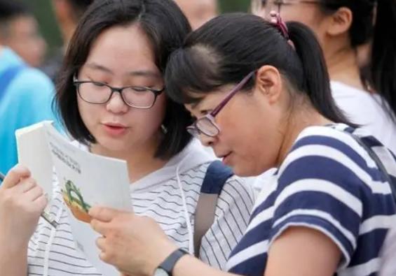 十大专业就业前景排名女孩子_女生好就业的专业排名前十名_女生就业排名前十的专业/