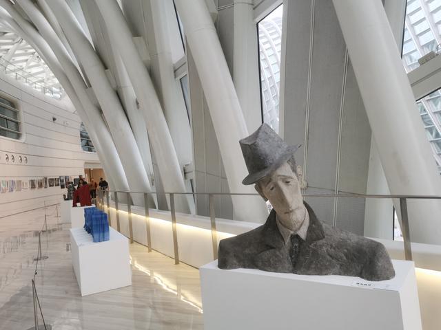 艺术展览上展出的学生绘画和雕塑作品。新京报记者
