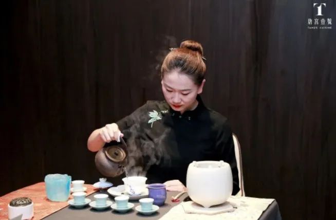 艺术热点_2018热点时评文热点词汇_2011年网络新词,热点事件,热点人物,热点新词