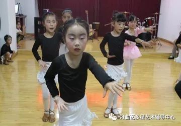 艺考生培训文化课机构_沁县国红么艺艺队沁县小句艺术口才_多艺艺术培训机构