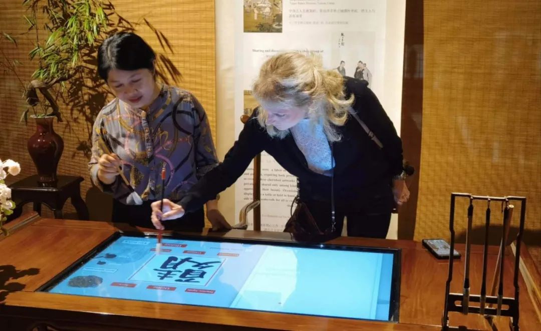 展览艺术家_艺术展览_展览艺术品