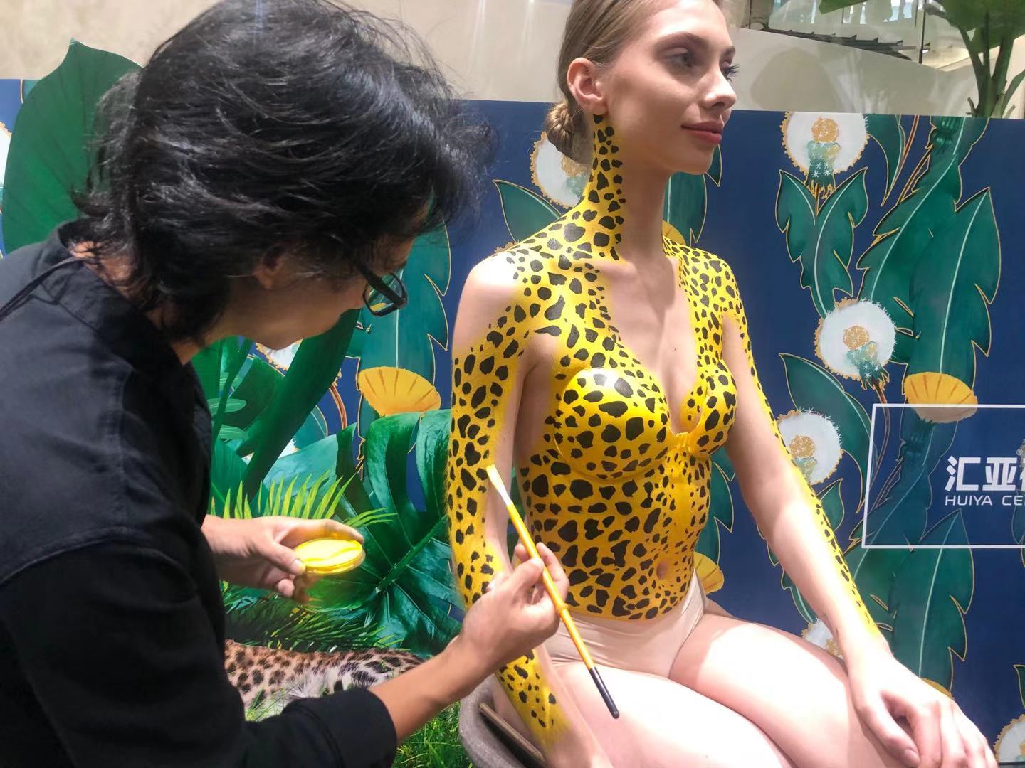 淄博人体陶艺彩绘展_漂流人体裸身彩绘现场_人体彩绘
