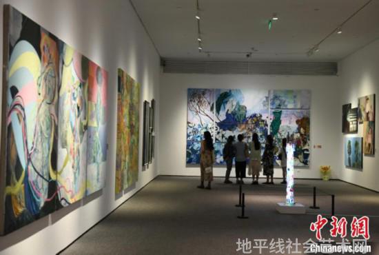 图为四川美术学院毕业生艺术作品吸引民众参观。 周毅 摄